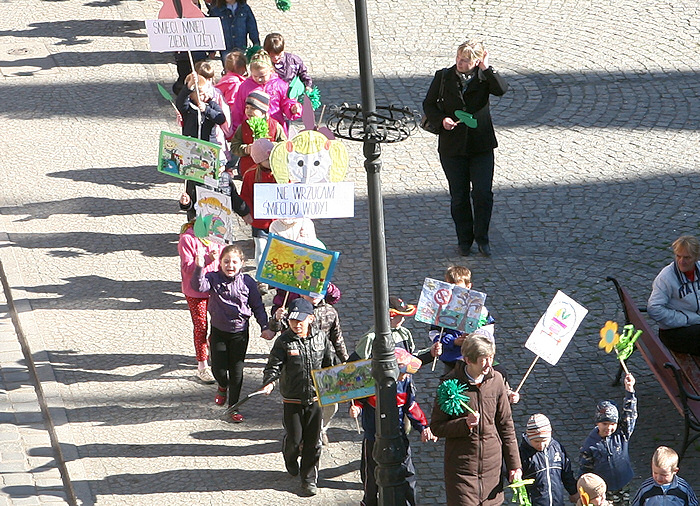 Przedszkolaki z Ząbkowic w akcji "Szanuj zieleń" 