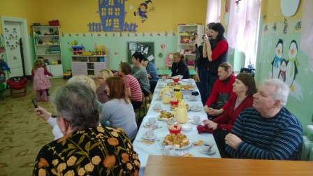 Przedszkolaki przygotowały pokazy artystyczne dla przybyłych gości z okazji ich święta