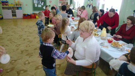 Przedszkolaki przygotowały pokazy artystyczne dla przybyłych gości z okazji ich święta