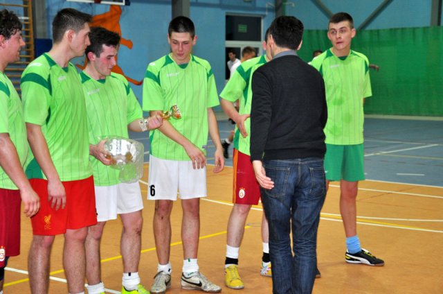 Starosta składa gratulacje zespołowi Grande Team