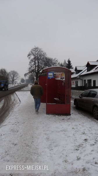 Przystanek przy ul. Ziębickiej przestaje powoli spełniać swoją rolę i chronić podróżujących przed deszczem i wiatrem