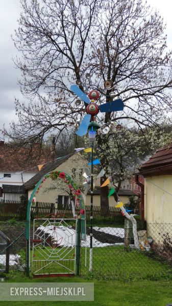 Ogród zdobią wiatraki, a także inne rękodzieła