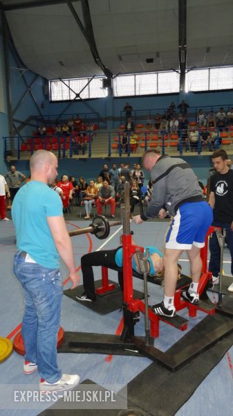 Na ząbkowickiej hali sportowej zawodnicy z dolnego śląska wyciskali sztangę leżąc