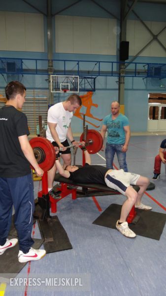 Na ząbkowickiej hali sportowej zawodnicy z dolnego śląska wyciskali sztangę leżąc