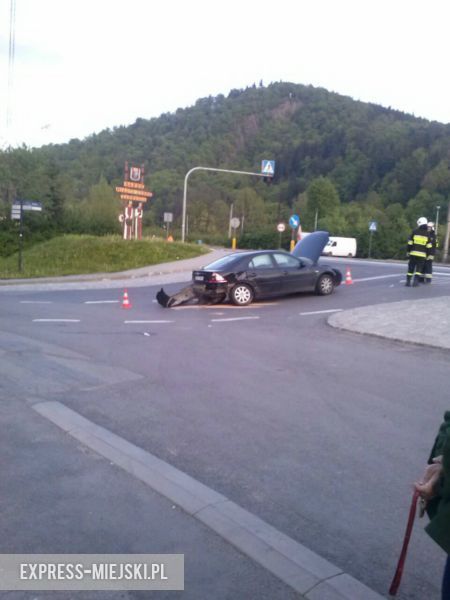 W zdarzeniu brały udział dwa pojazdy, jedna osoba została zabrana do szpitala