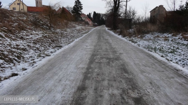 - Macie szczęście, że dziś jest mróz i tą drogą da się jeszcze w miarę "komfortowo" jechać, najgorzej po roztopach i latem, bez względu na to czy jest sucho czy po opadach deszczu - mówił nam w lutym Jan Magnowski.