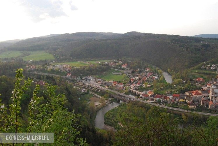 Panorama miasta z punktu widokowego nad obrywem skalnym