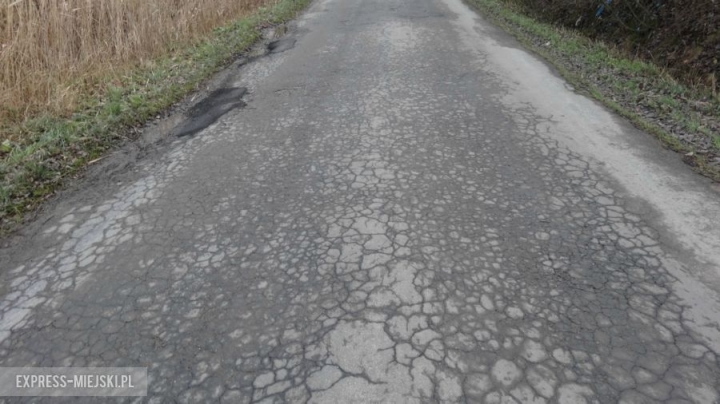 Droga jest obecnie w fatalnym stanie. Starosta zna problem, jednak obecnie powiat nie dysponuje wystarczającymi środkami na remont nawierzchni