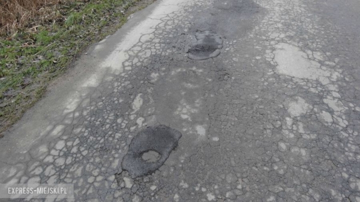 Droga jest obecnie w fatalnym stanie. Starosta zna problem, jednak obecnie powiat nie dysponuje wystarczającymi środkami na remont nawierzchni