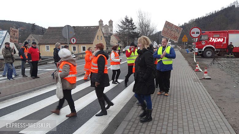 Blokada krajowej ósemki w Bardzie, protestujący domagają się budowy drogi ekspresowej