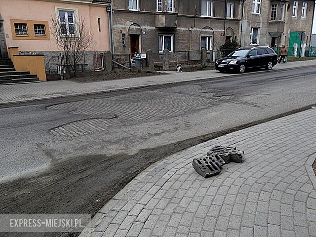 Kierowcy pytają jak długo jeszcze będą trwały remonty i powoli tracą cierpliwość. Wykonawca ma czas na wykonanie prac do końca kwietnia