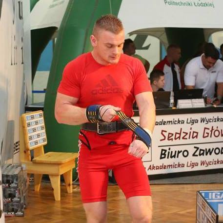 Jarosław Buczko podnosi do góry ciężary ważące prawie 200 kg. W maju będzie reprezentował Polskę na mistrzostwach świata