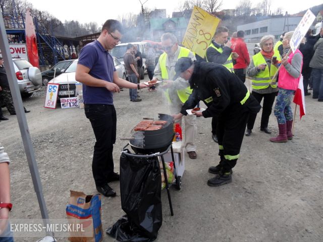 Dziś utrudnienia miały miejsce w Bardzie. Protestujący domagali się budowy drogi ekspresowej