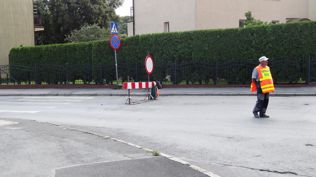 Ulica Kusocińskiego została wyłączona z ruchu. Wyznaczono objazdy. Dodatkowo na skrzyżowaniu ulic Orkana i Żeromskiego jeden z pracowników firmy kieruje ruchem