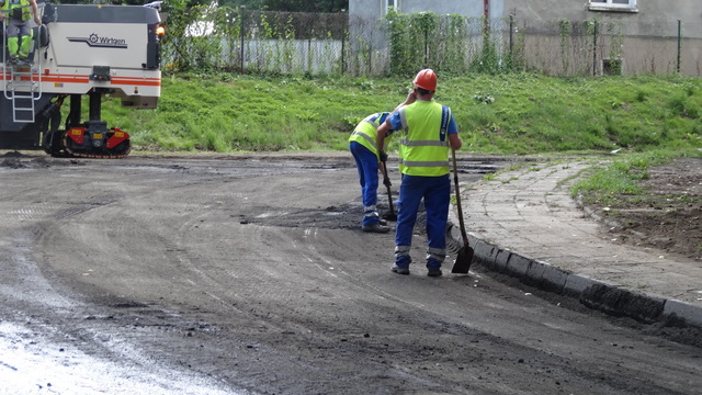 Ulica Kusocińskiego została wyłączona z ruchu. Wyznaczono objazdy. Dodatkowo na skrzyżowaniu ulic Orkana i Żeromskiego jeden z pracowników firmy kieruje ruchem