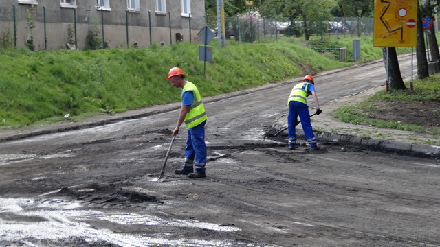 Ulica Kusocińskiego została wyłączona z ruchu. Wyznaczono objazdy. Dodatkowo na skrzyżowaniu ulic Orkana i Żeromskiego jeden z pracowników firmy kieruje ruchem