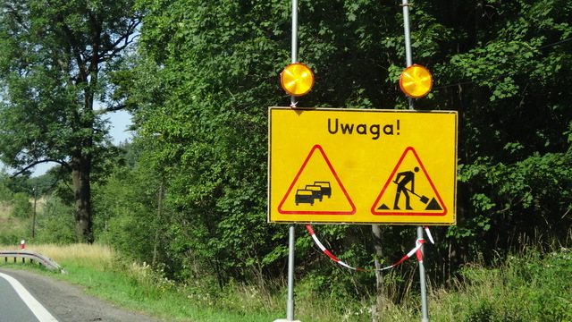 W Bardzie trwa udrożnianie rowów przy drodze. Wprowadzono ograniczenie prędkości do 40 km/h. Nieopodal miejsca, w którym występują utrudnienia kontrolę prędkości prowadzi policja