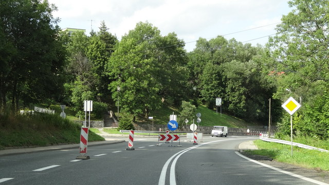 W Bardzie trwa udrożnianie rowów przy drodze. Wprowadzono ograniczenie prędkości do 40 km/h. Nieopodal miejsca, w którym występują utrudnienia kontrolę prędkości prowadzi policja
