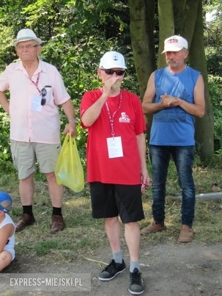 Zawodnicy rywalizowali w ogromnym upale. Widzowie, obserwujący poczynania zawodników oblewali ich wodą z węży ogrodowych