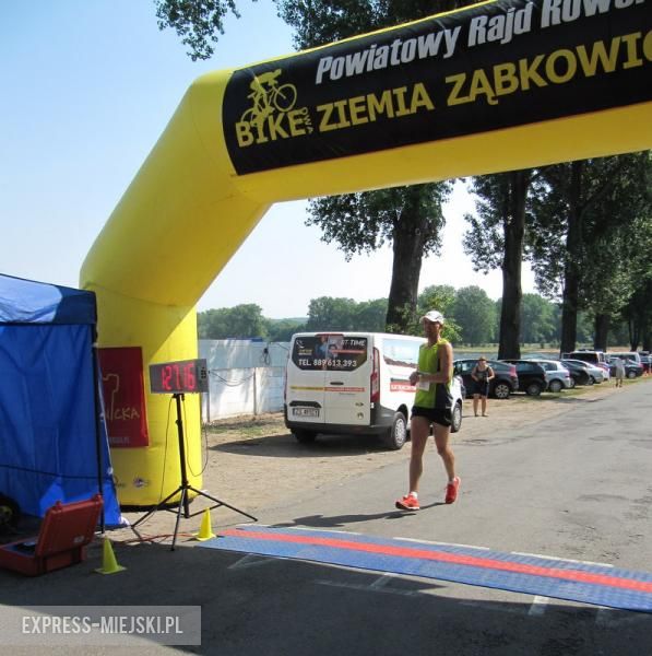 Zawodnicy rywalizowali w ogromnym upale. Widzowie, obserwujący poczynania zawodników oblewali ich wodą z węży ogrodowych