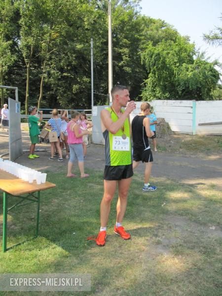 Zawodnicy rywalizowali w ogromnym upale. Widzowie, obserwujący poczynania zawodników oblewali ich wodą z węży ogrodowych