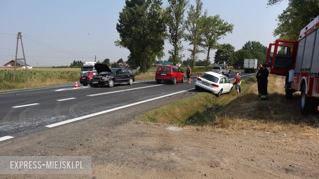 Kierująca oplem kobieta została zabrana do szpitala. Pozostali podróżujący nie doznali poważnych obrażeń