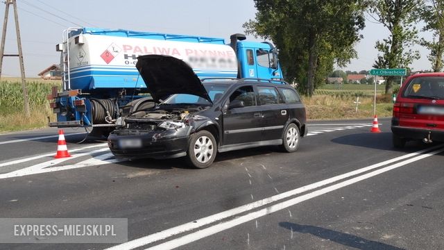 Kierująca oplem kobieta została zabrana do szpitala. Pozostali podróżujący nie doznali poważnych obrażeń