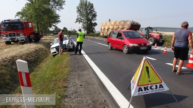 Kierująca oplem kobieta została zabrana do szpitala. Pozostali podróżujący nie doznali poważnych obrażeń