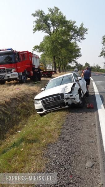 Kierująca oplem kobieta została zabrana do szpitala. Pozostali podróżujący nie doznali poważnych obrażeń