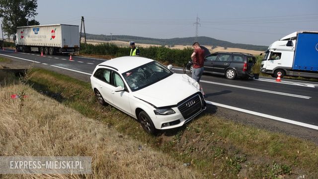 Kierująca oplem kobieta została zabrana do szpitala. Pozostali podróżujący nie doznali poważnych obrażeń