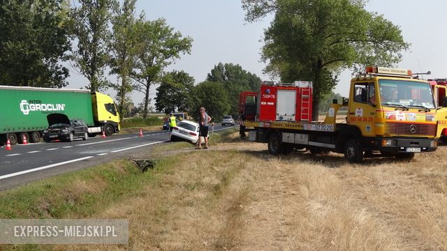 Kierująca oplem kobieta została zabrana do szpitala. Pozostali podróżujący nie doznali poważnych obrażeń