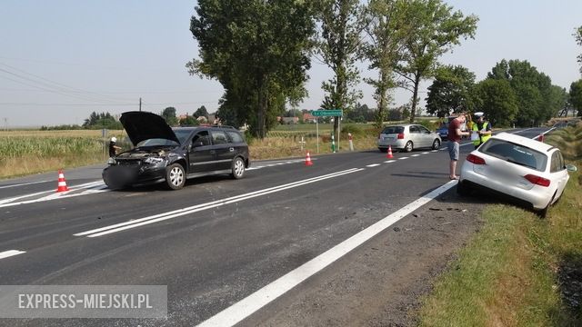 Kierująca oplem kobieta została zabrana do szpitala. Pozostali podróżujący nie doznali poważnych obrażeń