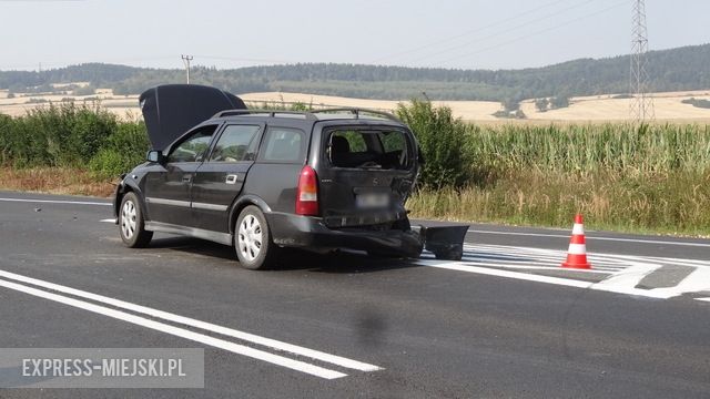 Kierująca oplem kobieta została zabrana do szpitala. Pozostali podróżujący nie doznali poważnych obr