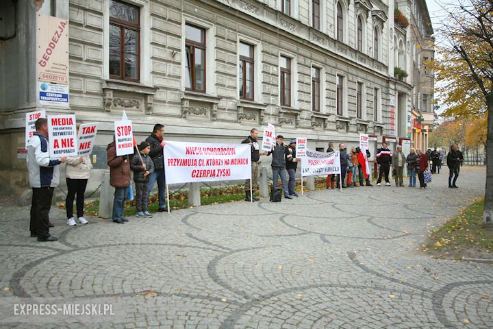 Protest rozpoczął się pod urzędem miasta. Następnie manifestanci przeszli pod siedzibę starostwa