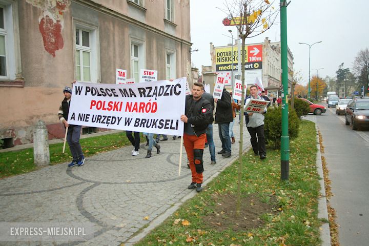 Protest rozpoczął się pod urzędem miasta. Następnie manifestanci przeszli pod siedzibę starostwa