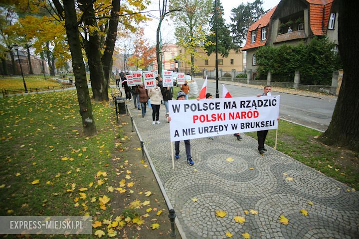 Protest rozpoczął się pod urzędem miasta. Następnie manifestanci przeszli pod siedzibę starostwa