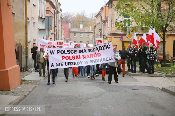 Protest rozpoczął się pod urzędem miasta. Następnie manifestanci przeszli pod siedzibę starostwa