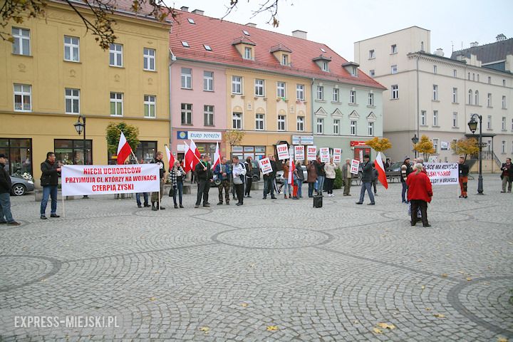 Protest rozpoczął się pod urzędem miasta. Następnie manifestanci przeszli pod siedzibę starostwa