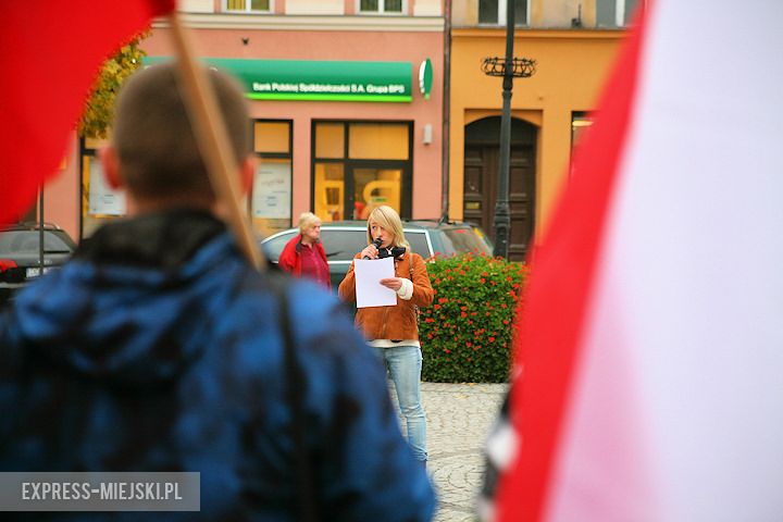 Protest rozpoczął się pod urzędem miasta. Następnie manifestanci przeszli pod siedzibę starostwa