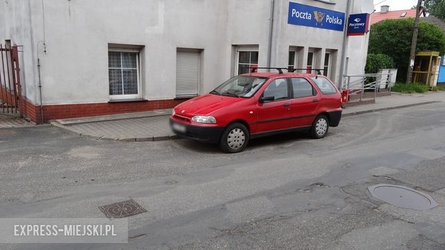 W czasie sezonu w weekendy na samochodzie znajduje się strzałka wskazująca jedną z przystani wodnych, a na dachu auta znajdował się ponton. Pojazd stoi tuż przy budynku poczty, co zdaniem mieszkańców, utrudnia przejazd i zabiera jedno miejsce dla petentów. Wniosek mieszkańców został jednak przez radę miejska uznany za bezzasadny