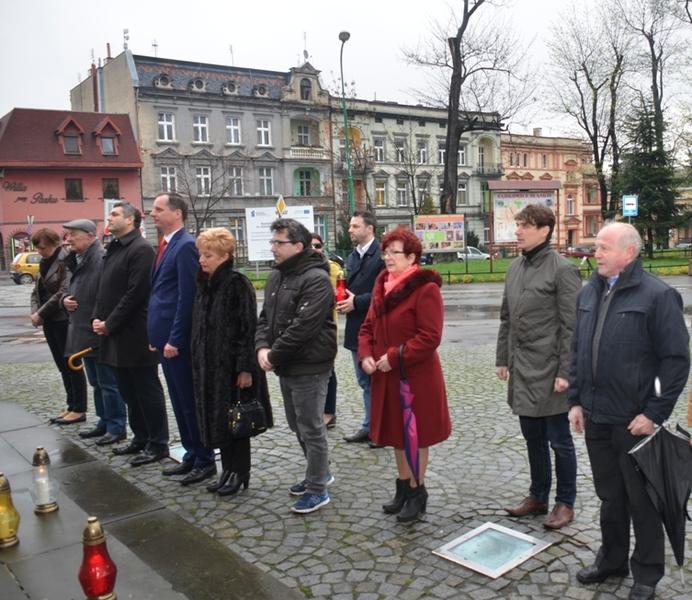 Urzędnicy uczcili pamięć ofiar katastrofy pod Smoleńskiem