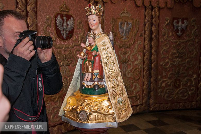 Wyniki badań wskazują, że cudowna figura Matki Bożej Bardzkiej pochodzi z XI wieku