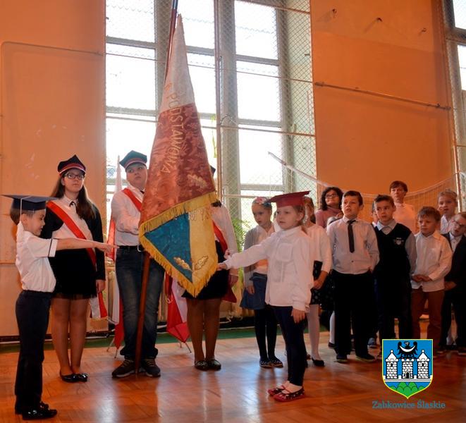 Pasowanie na uczniów w ząbkowickiej jedynce