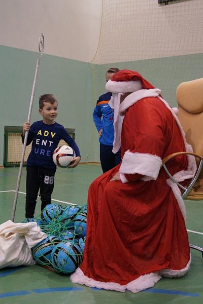 Pierwsze zajęcia i spotkanie ze św. Mikołajem w Akademii Piłkarskiej „GOAL”