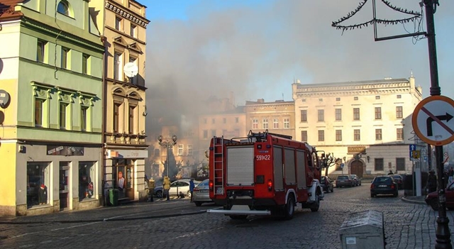 Pożar ozdobnego iglaka w centrum Ziębic