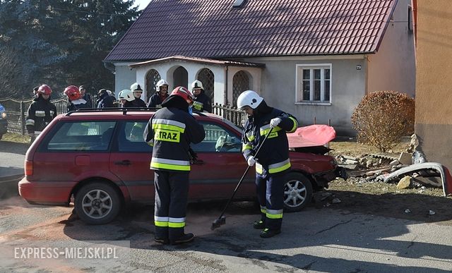 Osobówka wjechała w dom w Starczowie