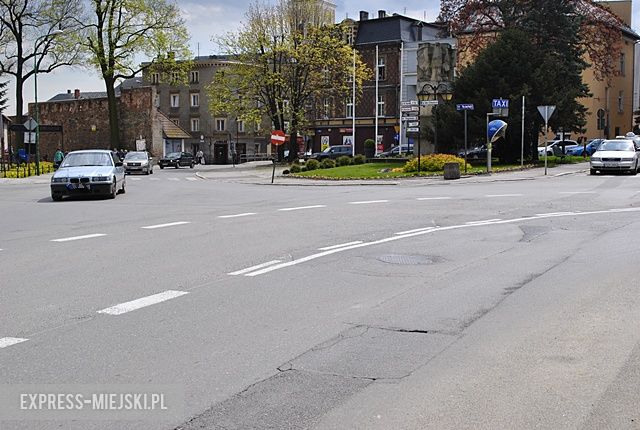 Oznakowanie poziome przy poczcie w Ząbkowicach Śląskich 