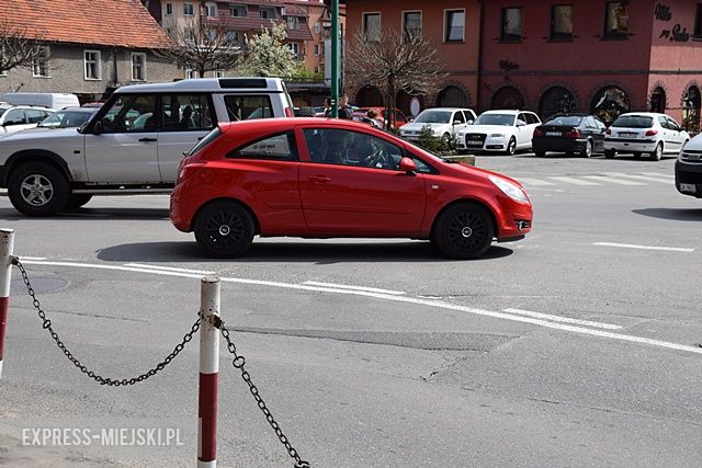 Oznakowanie poziome przy poczcie w Ząbkowicach Śląskich 