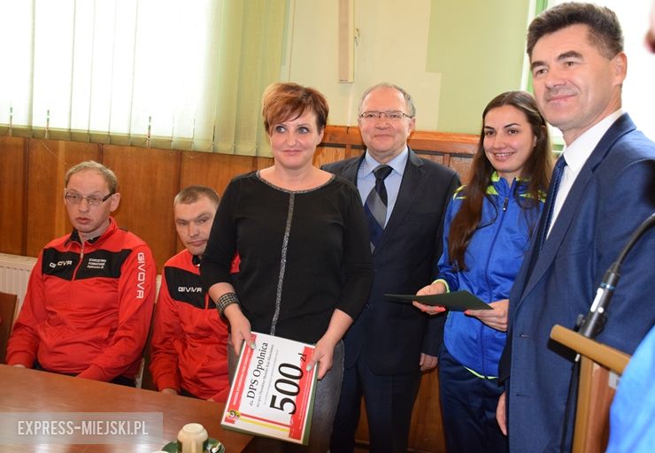 Podopieczni DPS „Zamek” w Opolnicy gościli na sesji rady powiatu