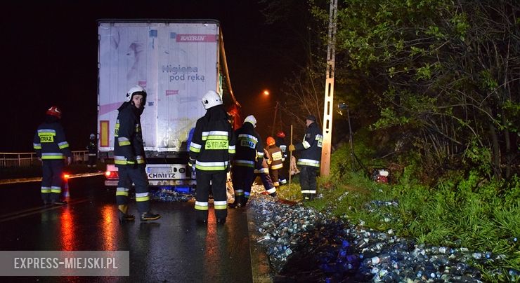 Z ciężarówki wypadło tysiące butelek z wodą. Trwają utrudnienia w ruchu